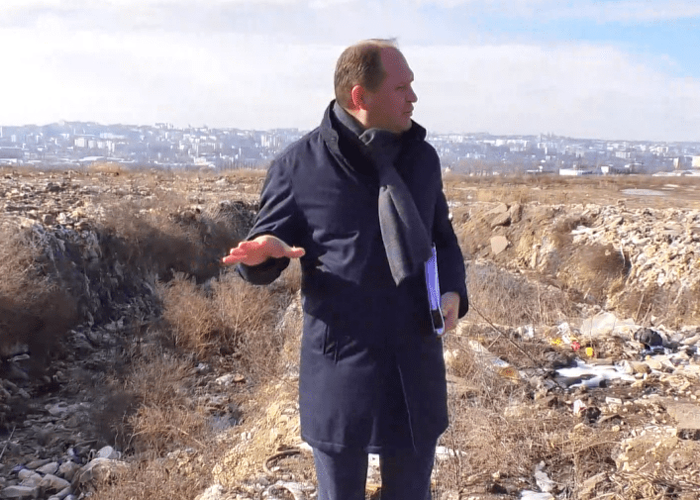Așa-zisă ”capitală europeană”, Chișinăul a devenit o adevărată groapă de gunoi. De când rusofilul Ivan Ceban a preluat cârma Primăriei Chișinău, deșeurile au devenit o problemă națională. Ceban a rămas fără soluții, iar chișinăuienii, doar cu promisiunile neonorate ale primarului