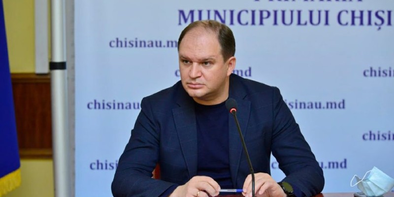 Galerie FOTO. Chișinăul dezastruosului rusofil Ivan Ceban: cum îți cad copacii în cap dacă te plimbi pe Strada București din sectorul Centru